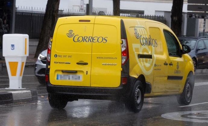 Archivo - Una furgoneta de reparto, a 13 de noviembre de 2024, en Madrid (España). Los próximos meses se presumen especialmente intensos para las compañías de reparto de mercancías ante la inminente campaña de Black Friday, que tendrá su continuidad con N