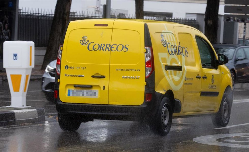 Archivo - Una furgoneta de reparto, a 13 de noviembre de 2024, en Madrid (España). Los próximos meses se presumen especialmente intensos para las compañías de reparto de mercancías ante la inminente campaña de Black Friday, que tendrá su continuidad con