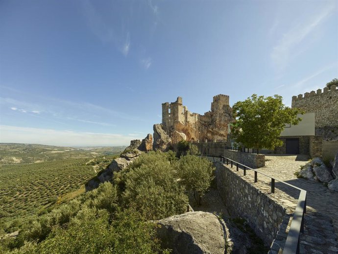 Archivo - El castillo de Zuheros (Córdoba), rodeado de olivares.