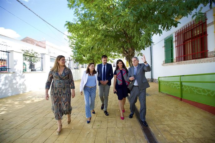 Archivo - La consejera de Desarrollo Educativo y Formación Profesional, María del Carmen Castillo (2i) durante su visita a un nuevo comedor escolar.