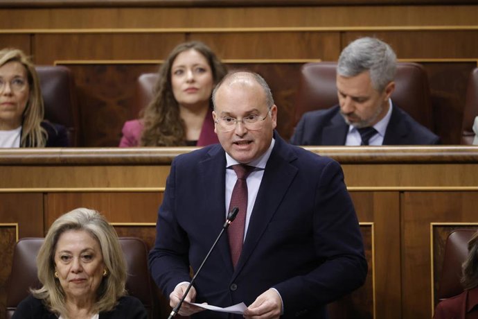 El portavoz del PP en el Congreso, Miguel Tellado, interviene durante una sesión de control al Gobierno en el Congreso de los Diputados, a 26 de febrero de 2025, en Madrid (España). 