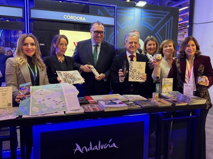 El presidente de la Diputación, Salvador Fuentes (cuarto por la izda.), junto al consejero de Turismo, Arturo Bernal (tercero), y las delegadas de Turismo en la Diputación y en el Ayuntamiento, Narci Ruiz (primera) y Marian Aguilar (segunda).