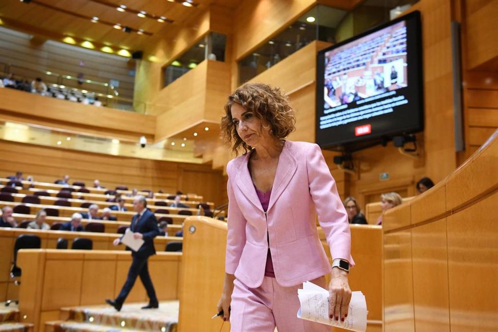 La vicepresidenta primera y ministra de Hacienda, María Jesús Montero, durante una sesión de control, en el Senado, a 25 de febrero de 2025, en Madrid (España). El Gobierno responde una semana más a las preguntas del Senado en una sesión de control marc