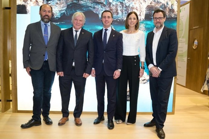 El presidente del Consell de Mallorca, Llorenç Galmés (c), junto al resto de la delegación de la institución insular desplazada a la ITB de Berlín.