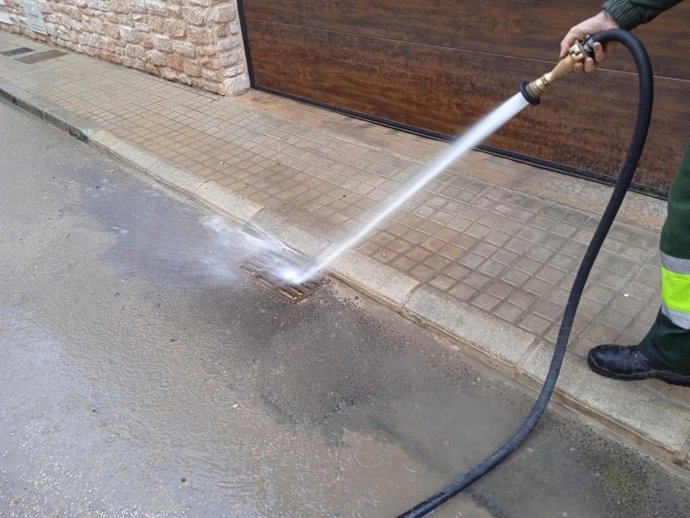 L'Ajuntament de Manises reforça les tasques de neteja d'embornals per a prevenir inundacions