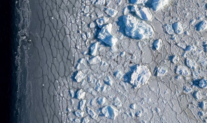 Vista aérea del borde del hielo marino antártico en verano