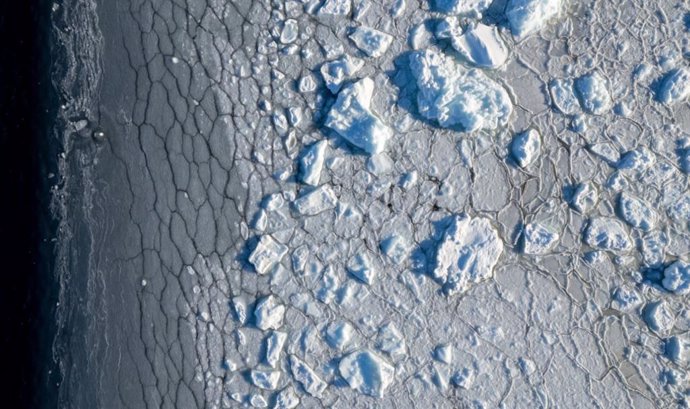 Vista aérea da borda do gelo marinho da Antártica no verão