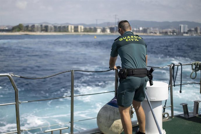 Archivo - Un agente de la Guardia Civil durante una patrulla marítima en el Puerto de Barcelona