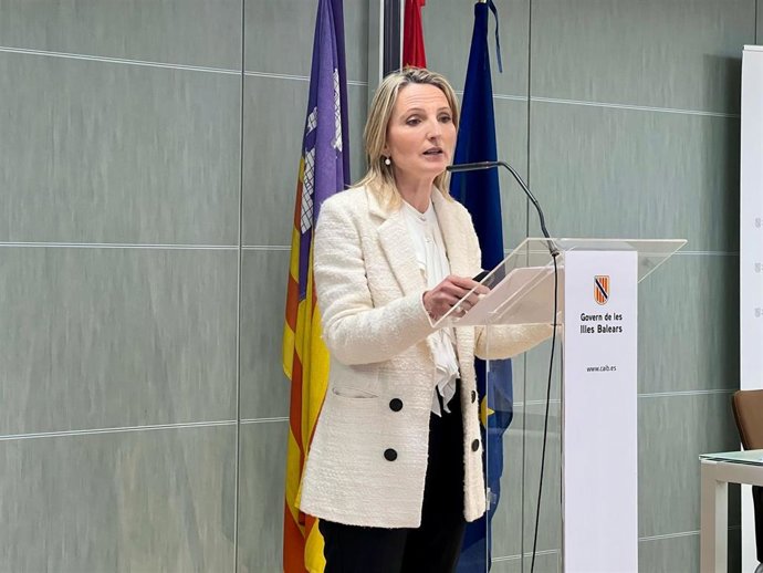 La secretaria autonómica de Trabajo, Empleo y Diálogo Social, Catalina Cabrer, en rueda de prensa