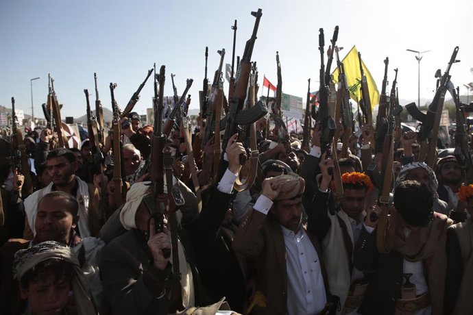 Archivo - Arquivo - Imagem de arquivo de apoiadores dos rebeldes Houthi do Iêmen durante uma marcha em apoio ao povo palestino no conflito entre Israel e Hamas na Faixa de Gaza.