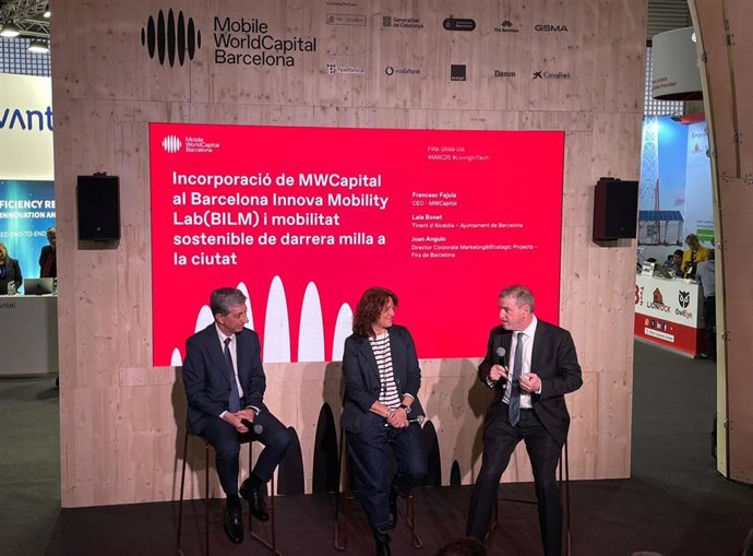 La primera teniente de alcalde de Barcelona, Laia Bonet; el ceo de la MWCapital, Francesc Fajula, y Joan Angulo (Fira de Barcelona), en el estand de la MWCapital este martes