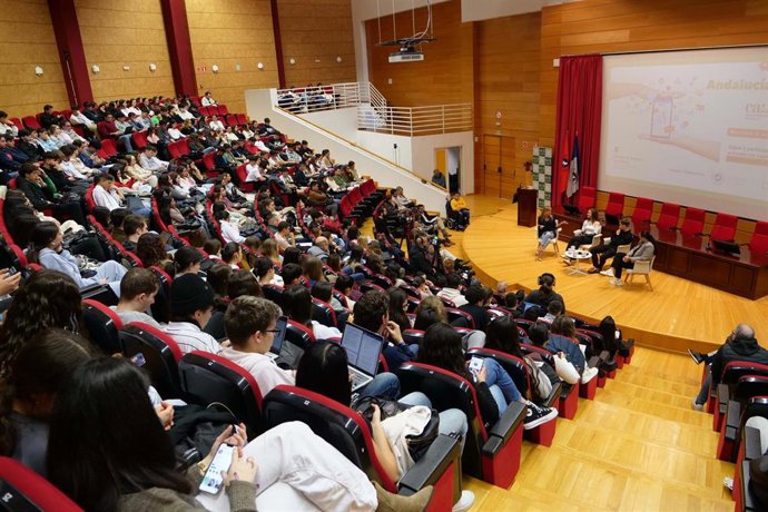 Sarah Almagro, José Luis Munuera, Alejandro Ortega y Noelia Ruiz, cuatro creadores de contenidos en Internet o 'influencers' han protagonizado este martes un diálogo en la Universidad de Málaga.