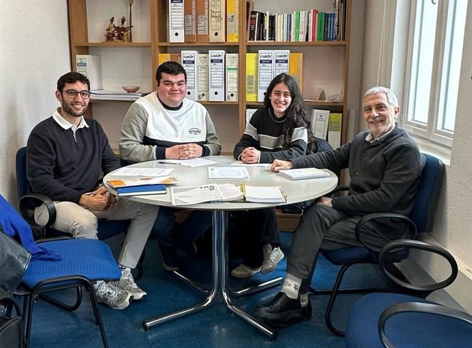 Reunión de portavoz del grupo municipal de IU-Convocatoria por Oviedo, Gaspar Llamazares, con representantes del Conseyu de la Mocedá d'Uviéu