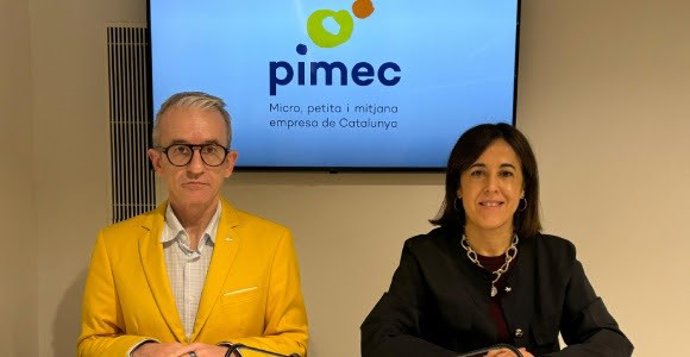El secretario general de Pimec, Josep Ginesta, y la directora del área de Trabajo de la entidad, Sílvia Miró, en rueda de prensa este martes