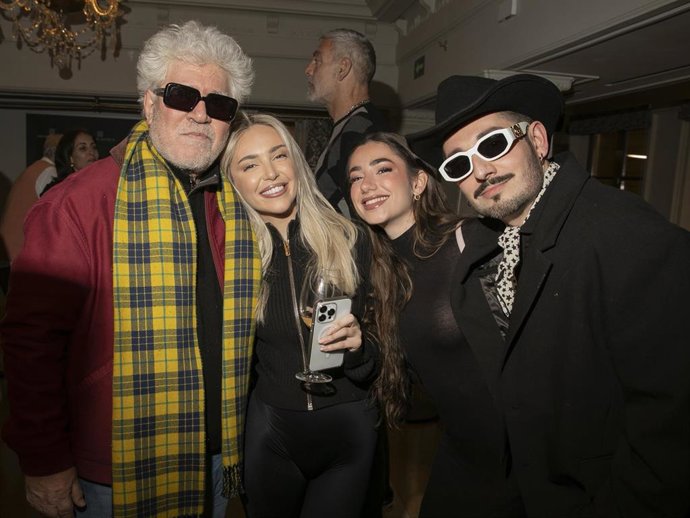 Pedro Almodóvar, Ana Mena, Lola Lolita y Jau Fornés durante la celebración del cumpleaños del director