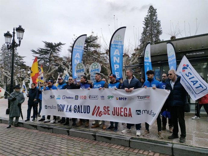 Concentración en Logroño de la Plataforma Intersindical por la situación de MUFACE