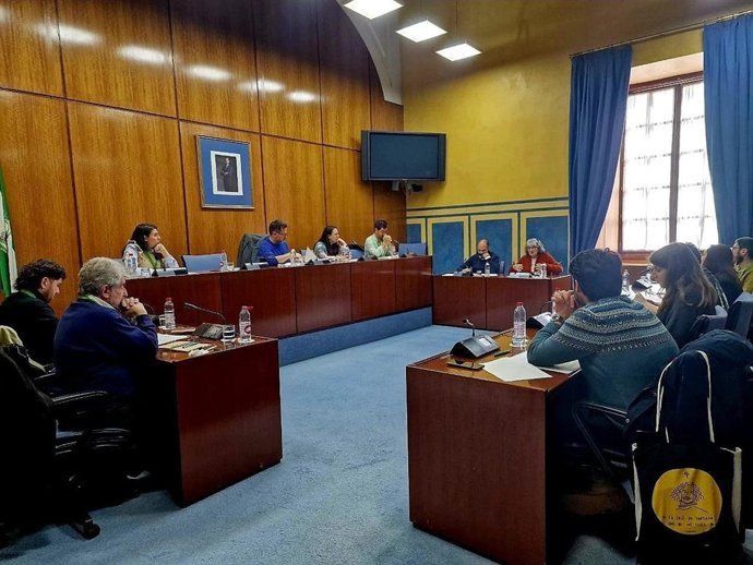 Imagen del encuentro que el portavoz de Adelante Andalucía, José Ignacio García, en el centro de la imagen, ha mantenido con expertos en patrimonio, historia del arte y antropología sobre obras de artes andaluzas expoliadas.