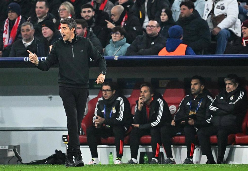 Archivo - El entrenador del SL Benfica, Bruno Lage, en un partido de la Liga de Campeones 2024-25