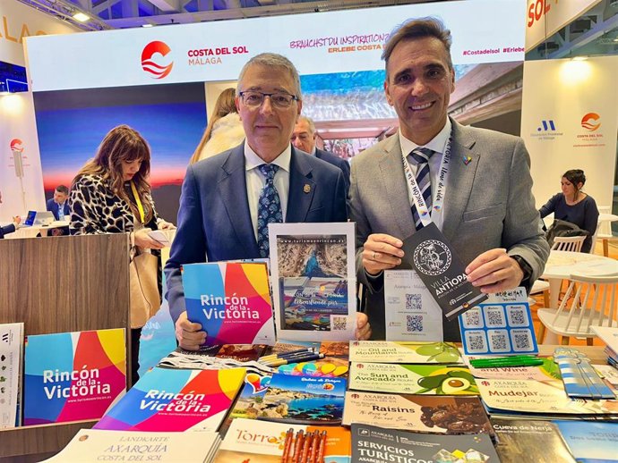 El alcade de Rincón de la Victoria y el concejal de Turismo en ITB