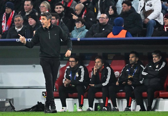 Archivo - Arquivo - 06 de novembro de 2024, Baviera, Munique: O técnico do Benfica, Bruno Lage (L), gesticula na linha de fundo durante a partida de futebol da Liga dos Campeões da UEFA entre o Bayern de Munique e o Benfica Lisboa na Allianz Arena. Foto: 
