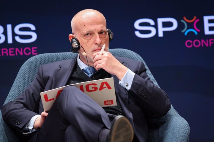 05 de fevereiro de 2025, Hamburgo: Javier Tebas, presidente da Liga Espanhola de Futebol (LaLiga), fala em um painel de discussão durante a conferência do setor de negócios esportivos (SPOBIS) no Centro de Congressos de Hamburgo (CCH). Foto: Christian Cha