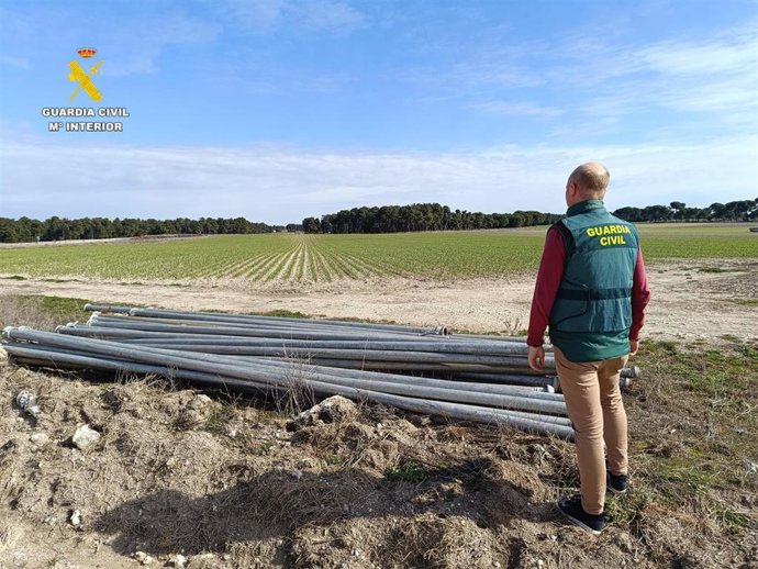 Tubos de regadío similares a los hurtados.