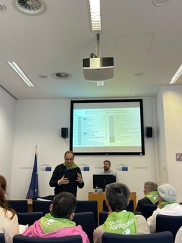 César Luena recibe a miembros de ASPRODEMA RIOJA en el Parlamento Europeo
