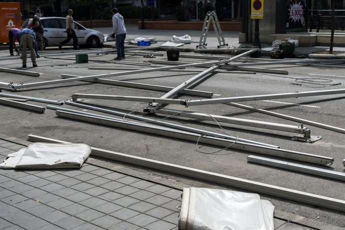 Archivo - Arxiu - Muntatge d'una carpa durant les Falles