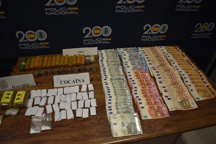 Alijo de la droga y dinero hallados en el domicilio de los detenidos .