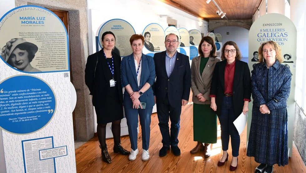 La directoria de la Biblioteca Universitaria (segunda por la derecha) y el rector, posando con el resto de autoridades.