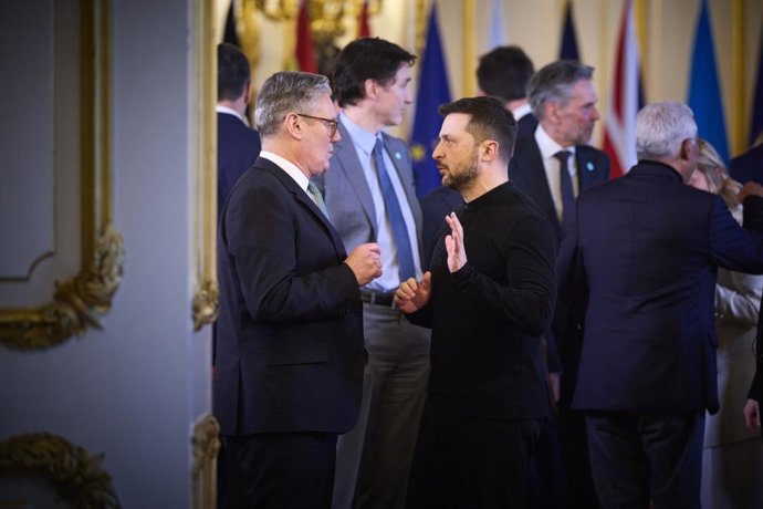 2 de março de 2025, Londres, Inglaterra, Reino Unido: O presidente ucraniano Volodymyr Zelenskyy, ao centro, conversa com o primeiro-ministro britânico Keir Starmer, à esquerda, antes de uma sessão da Cúpula Europeia de Defesa, em 2 de março de 2025, em L