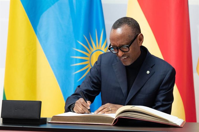 Archivo - 15 February 2022, Rhineland-Palatinate, Mainz: Rwandan President Paul Kagame signs the Golden Book during a meeting to mark the 40th anniversary of the partnership between Rwanda and Rhineland-Palatinate at the State Chancellery. Photo: Sebastia