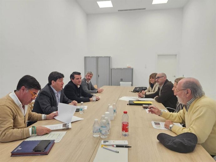El alcalde de Córdoba, José María Bellido, junto a los ediles de Seguridad, Jesús Coca; Infraestructuras, Miguel Ruiz Madruga, y Presidencia, Miguel Ángel Torrico, en el encuentro con los representantes de los vecinos del entorno de Vallellano.