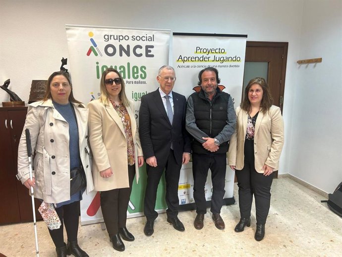 Representantes del Instituto Municipal de Gestión Ambiental de Córdoba (Imgema) y la ONCE tras la firma del convenio de colaboración para ahondar en el enfoque inclusivo de actividades didácticas.