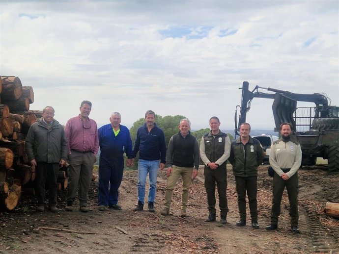 El delegado territorial de Sostenibilidad y Medio Ambiente en Córdoba, Rafael Martínez (centro), en su visita al Parque Natural Sierra de Cardeña y Montoro.