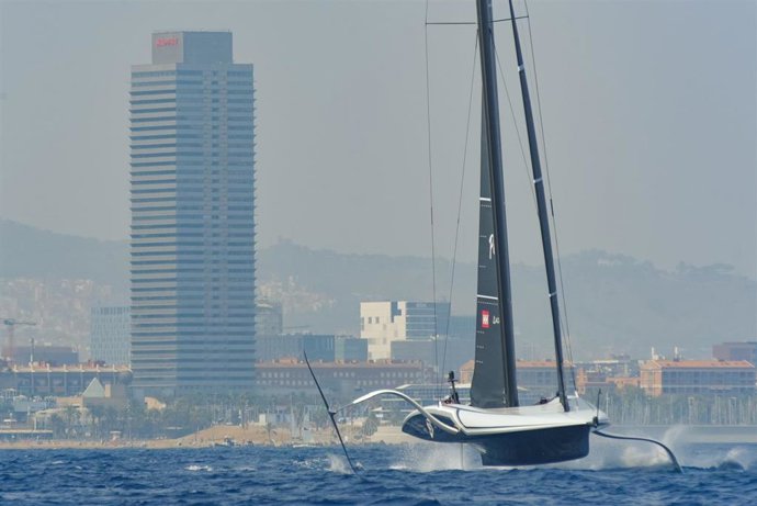 Archivo - Un modelo de Veleros AC75 durante la primera jornada de la última regata preliminar de la Copa América, en el Port de Barcelona, a 22 de agosto de 2024, en Barcelona, Catalunya (España)