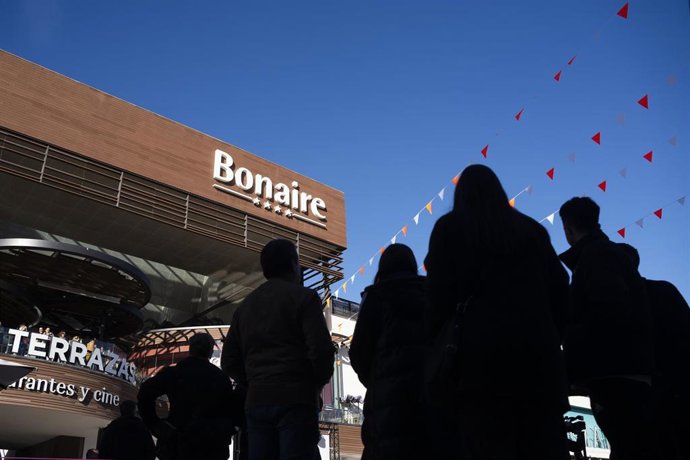 Clientes y visitantes durante la reapertura de gran parte de las tiendas del centro comercial de Bonaire, a 13 de febrero de 2025, en Aldaia, Valencia. Foto de archivo.