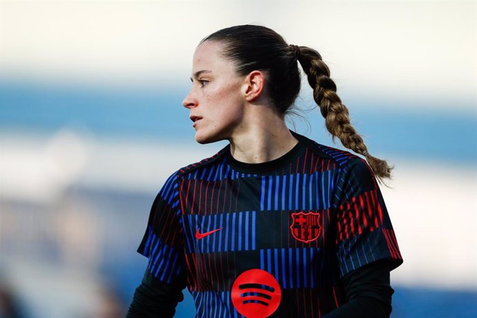 Ona Batlle Pascual, do FC Barcelona, observa durante a partida das quartas de final da Copa de la Reina entre o Madrid CFF e o FC Barcelona no estádio Fernando Torres, em 12 de fevereiro de 2025, em Fuelabrada, Madri, Espanha.