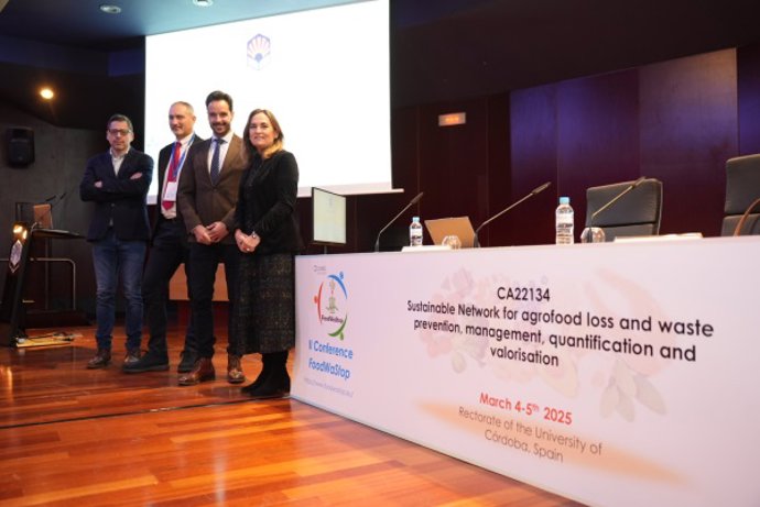El vicepresidente del comité organizador local, Fernando Pérez; el presidente del proyecto FoodWaStop, Gianfranco Romanazzi; el decano de la Facultad de Veterinaria, Manuel Hidalgo, y la vicerrectora de Política Científica de la UCO, María José Polo.
