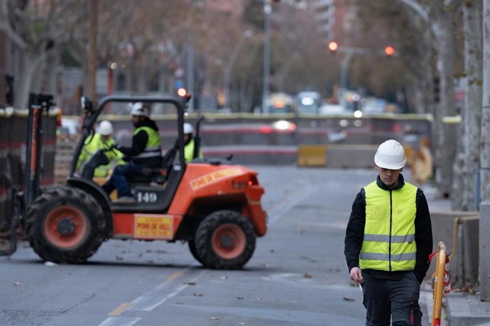 Archivo - Varios operarios