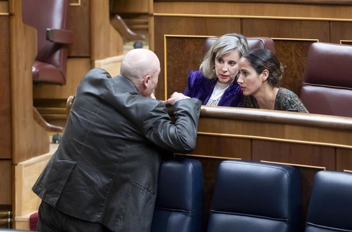 (I-D) El diputado de Sumar Txema Guijarro; la portavoz de Sumar en el Congreso, Verónica Martínez Barbero y la diputada de Sumar Tesh Sidi, durante una sesión plenaria, en el Congreso de los Diputados, a 18 de febrero de 2025, en Madrid (España). 