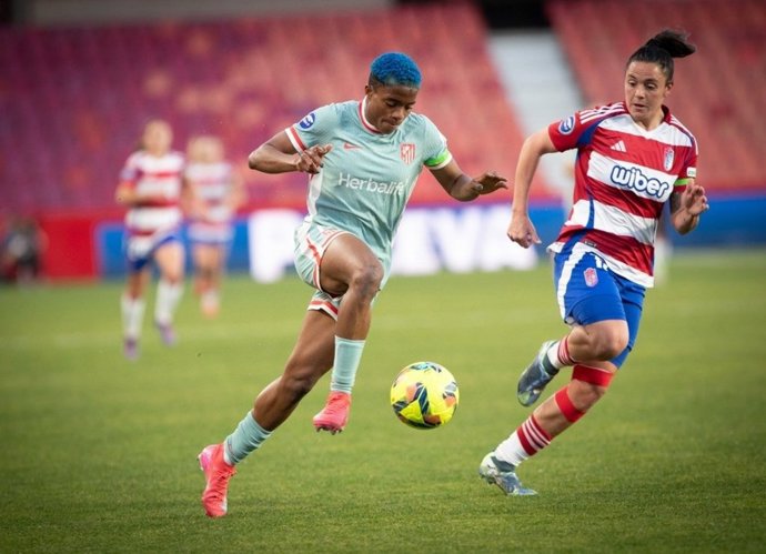 Ajibade conduce la pelota durante el Granada CF-Atlético de Madrid de la Liga F 24-25