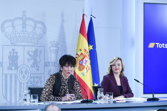 La ministra de Inclusión, Seguridad Social y Migraciones, Elma Saiz (i), y la ministra de Educación, FP y Deportes y portavoz el Gobierno, Pilar Alegría (d), durante una rueda de prensa posterior a la reunión del Consejo de Ministros.