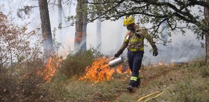 Bombero de la Generalitat de Catalunya durante una quema controlada.