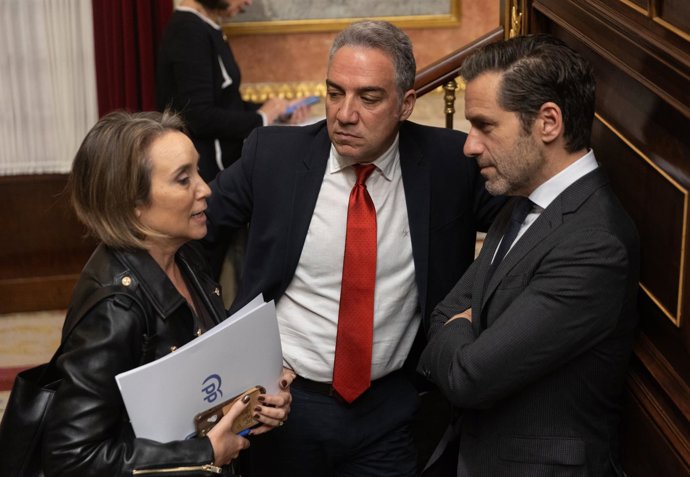 Archivo - La secretaria general del PP, Cuca Gamarra, el vicesecretario de Coordinación Autonómica y Local del PP, Elías Bendodo y el portavoz del PP, Borja Sémper, durante una sesión plenaria en el Congreso de los Diputados