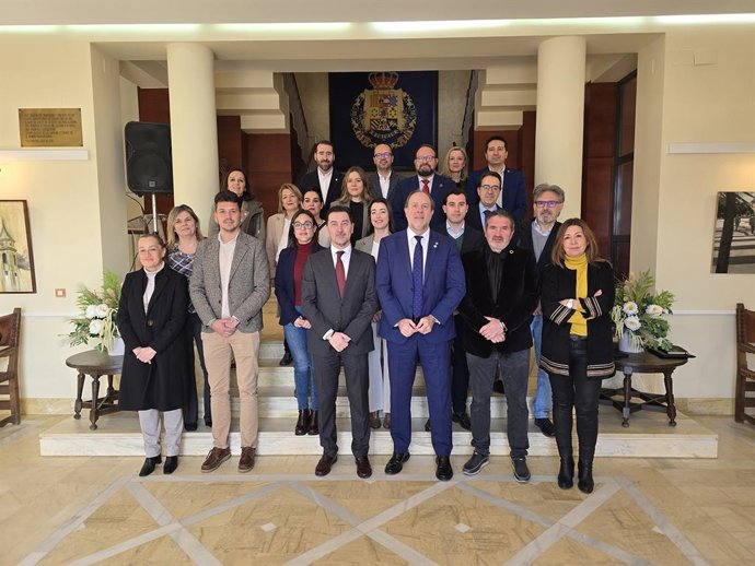 El alcalde de La Carolina y el rector de la UJA (c), con sus respectivos equipos.
