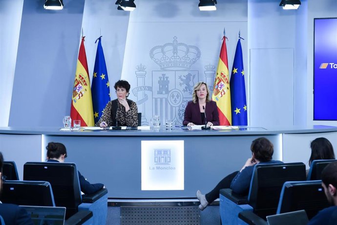La ministra de Inclusión, Seguridad Social y Migraciones, Elma Saiz (i), y la ministra de Educación, FP y Deportes y portavoz el Gobierno, Pilar Alegría (d), durante una rueda de prensa posterior a la reunión del Consejo de Ministros, en el Palacio de la 