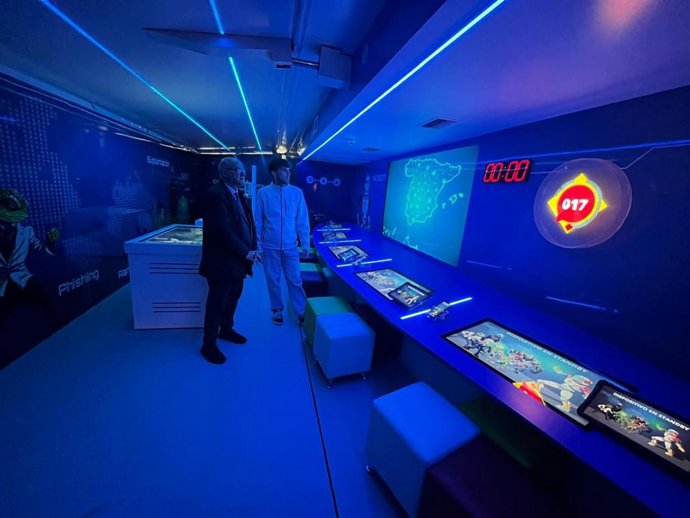 Manuel Fernández (i), en uno de los espacios de la Experiencia Incibe.