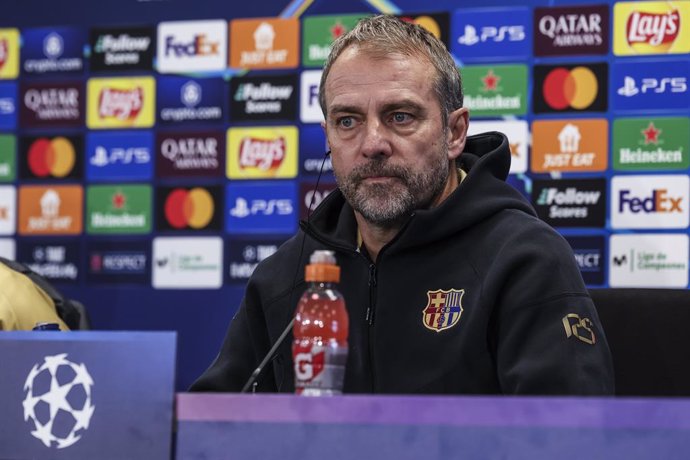 Archivo - Hansi Flick, técnico do FC Barcelona, participa de sua coletiva de imprensa durante o dia de treinamento do FC Barcelona antes da partida de futebol da Liga dos Campeões da UEFA contra o Atalanta BC na Ciudad Esportiva Joan Gamper em 28 de janei