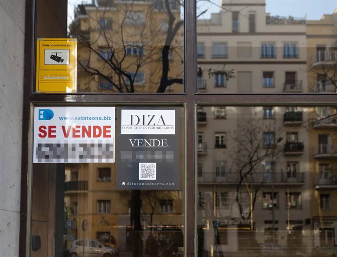 Archivo - Un cartel de 'Se vende' pegado en un portal, a 28 de diciembre de 2022, en Madrid (España).